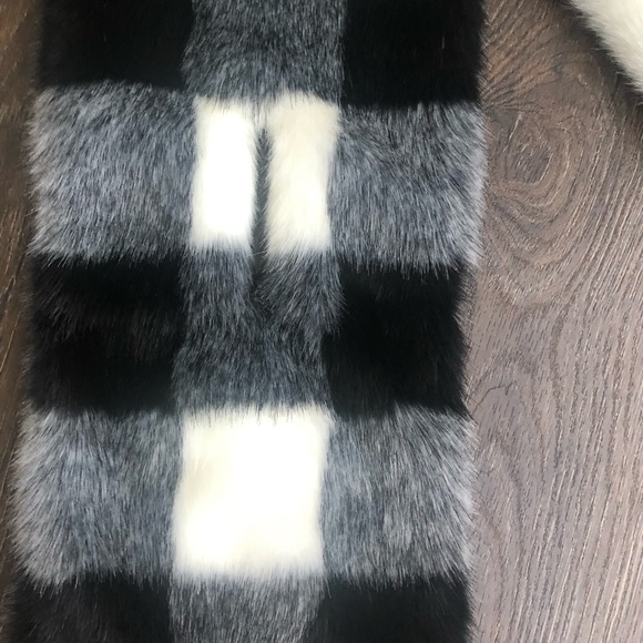 New! Super warm, soft and gorgeous scarf/collar. - Picture 4 of 5